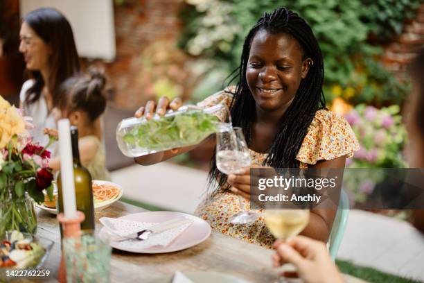 femme enceinte buvant de l’eau avec des herbes - alcohol and women photos et images de collection