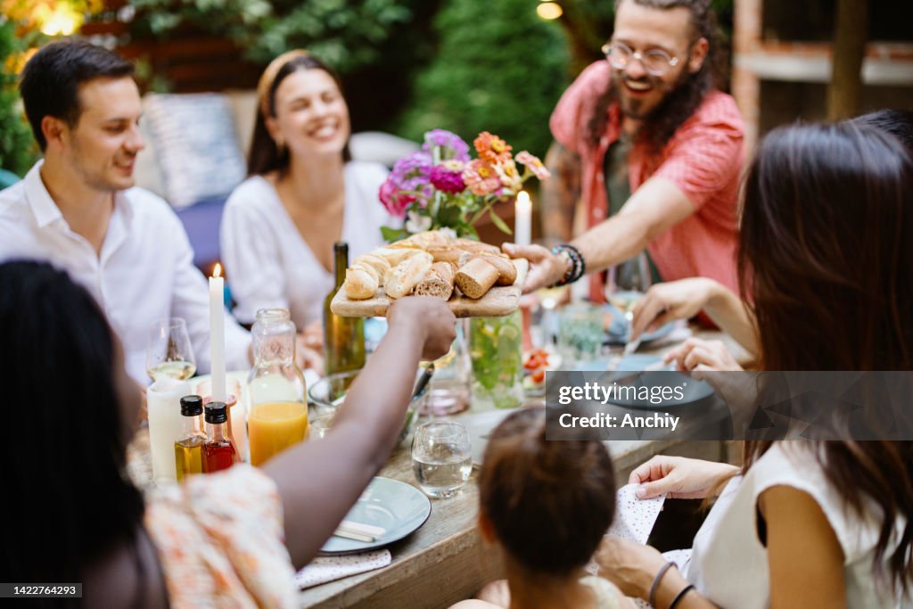 Familie genießt gemeinsam eine Mahlzeit im Freien