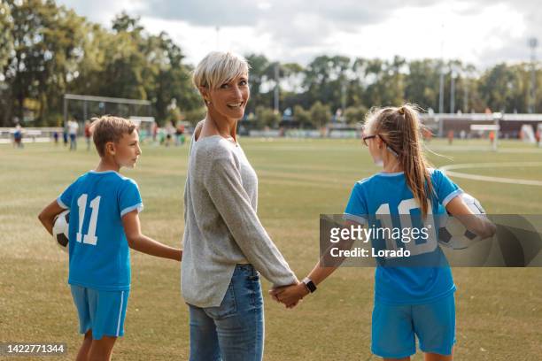 soccer mother football coach with her children during a training session - sports training camp 個照片及圖片檔