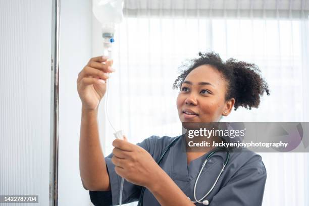 saline solution medical supply for sustain patients - infuus met een fysiologische zoutoplossing stockfoto's en -beelden