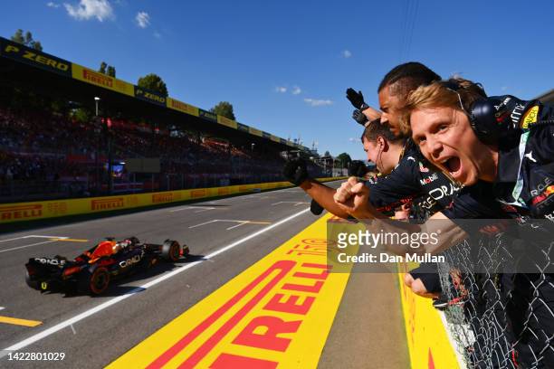 Race winner Max Verstappen of the Netherlands driving the Oracle Red Bull Racing RB18 passes his team celebrating on the pitwall during the F1 Grand...