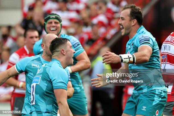 Burger Odendaal of Wasps Rugby celebrates scoring their side's third try with teammates during the Gallagher Premiership Rugby match between...