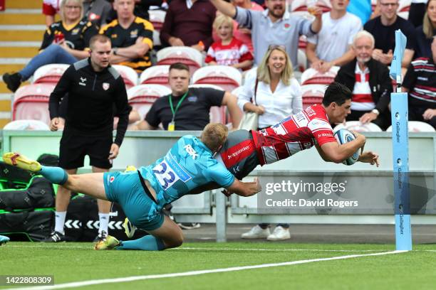 Louis Rees-Zammit of Gloucester Rugby scores their side's first try whilst under pressure from Ali Crossdale of Wasps Rugby during the Gallagher...