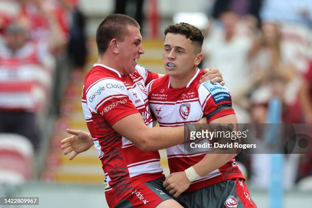 Charlie Chapman of Gloucester Rugby celebrates scoring their side's second try with teammate Harry Taylor during the Gallagher Premiership Rugby...