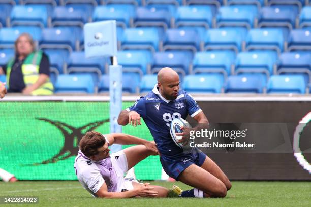 Tom O'Flaherty of Sale Sharks scores their side's fourth try during the Gallagher Premiership Rugby match between Sale Sharks and Northampton Saints...