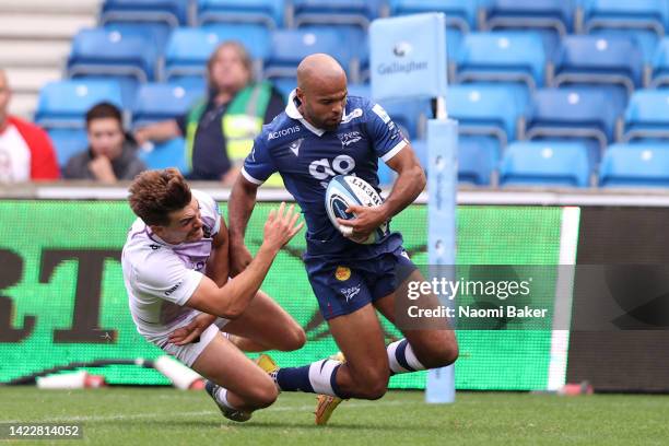 Tom O'Flaherty of Sale Sharks scores their side's fourth try during the Gallagher Premiership Rugby match between Sale Sharks and Northampton Saints...