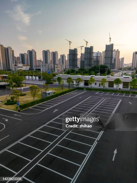 high angle view of parking lot - parkplatz leer stock-fotos und bilder