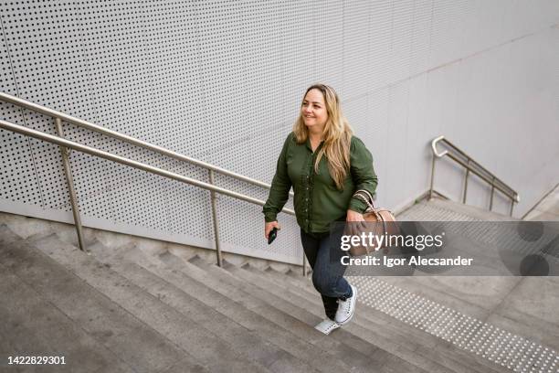 mujer en camino en el distrito financiero - moverse hacia arriba fotografías e imágenes de stock
