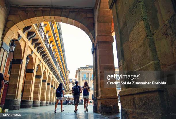 family walking through the main square of san sebastian. - saint-sébastien-espagne photos et images de collection