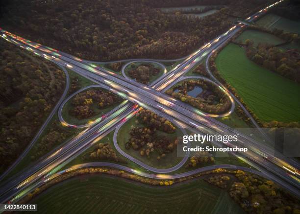 aerial view of expressway interchange - clover leaf shape stockfoto's en -beelden