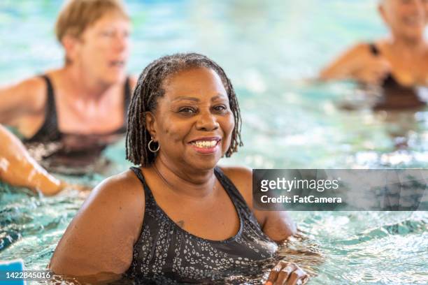 seniors aqua fitness - old woman in swimsuit imagens e fotografias de stock