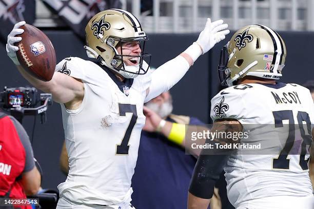 Tight end Taysom Hill of the New Orleans Saints celebrates with center Erik McCoy of the New Orleans Saints after scoring a touchdown during the...