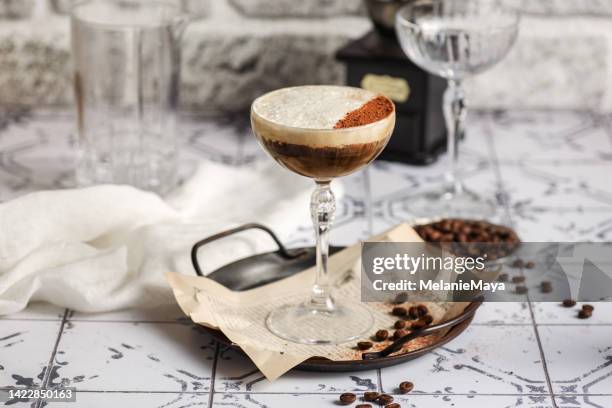 espresso martini cocktail drink dans une cuisine rustique - martini dry photos et images de collection