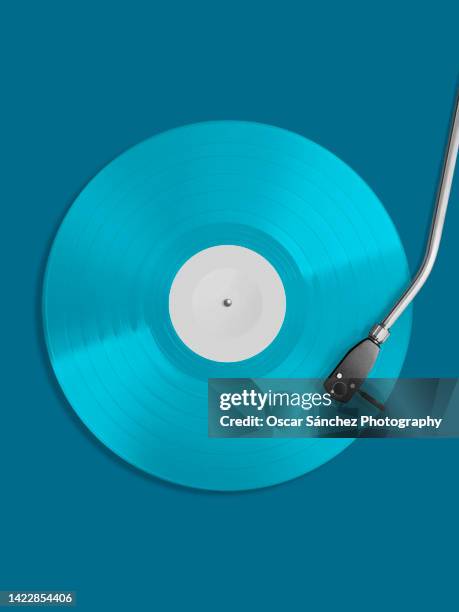 top view of a vinyl record - deck stockfoto's en -beelden