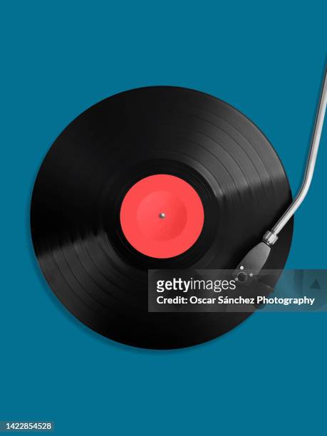 top view of black 12 inch vinyl record - tocadiscos fotografías e imágenes de stock