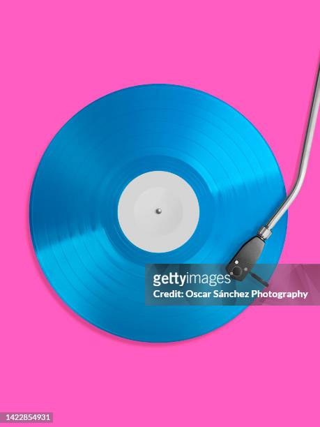 needle of a record player on a vinyl record - disco fotografías e imágenes de stock