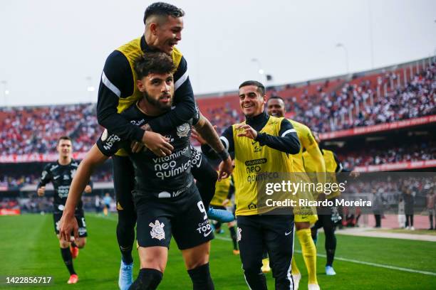 Yuri Alberto of Corinthians celebrates with teammates after scoring the first goal of his team during the match between Sao Paulo and Corinthians as...