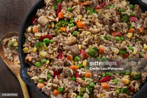 ground beef, mixed vegetable and rice stir fry - hoofdgerecht stockfoto's en -beelden