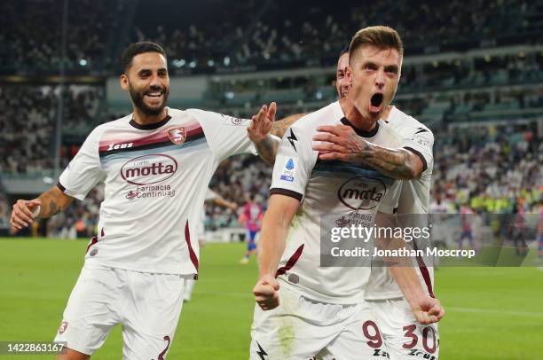 Krzysztof Piatek of Salernitana celebrates with teammates after scoring their team's second goal from the penalty spot during the Serie A match...