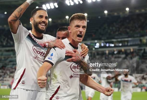 Krzysztof Piatek of Salernitana celebrates with teammates after scoring their team's second goal from the penalty spot during the Serie A match...