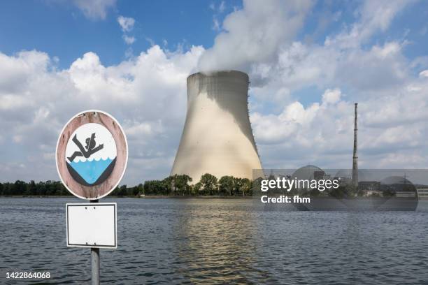 nuclear power plant isar 2 (bavaria, germany) - río isar fotografías e imágenes de stock