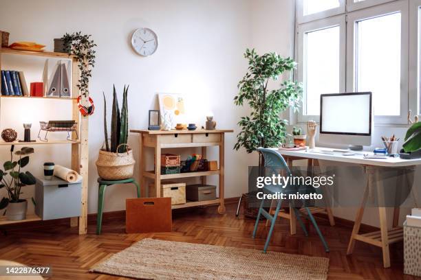 gemütliche wohnung ohne menschen - homeoffice stock-fotos und bilder