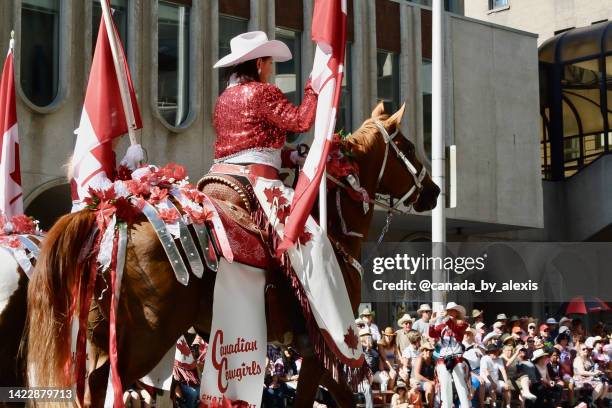 canadian cowgirls- equipe de treinamento de rodeio no calgary stampede parade 2 - calgary stampede - fotografias e filmes do acervo