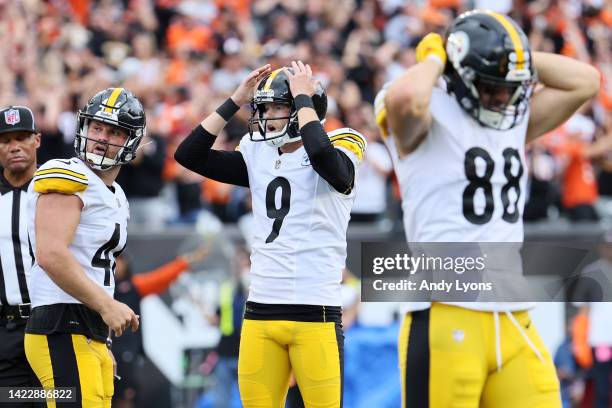 Long snapper Christian Kuntz of the Pittsburgh Steelers, place kicker Chris Boswell of the Pittsburgh Steelers, and tight end Pat Freiermuth of the...