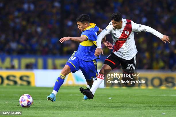 Luca Langoni of Boca Juniors battles for possession with Rodrigo Aliendro of River Plate during a match between Boca Juniors and River Plate as part...