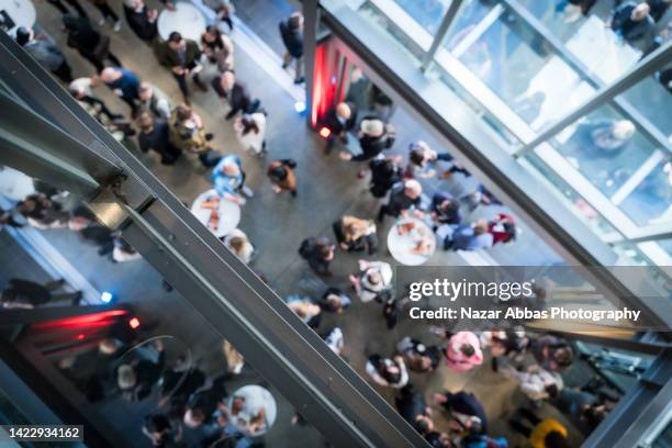 collaborative workspace ideas. - auckland city busy stockfoto's en -beelden