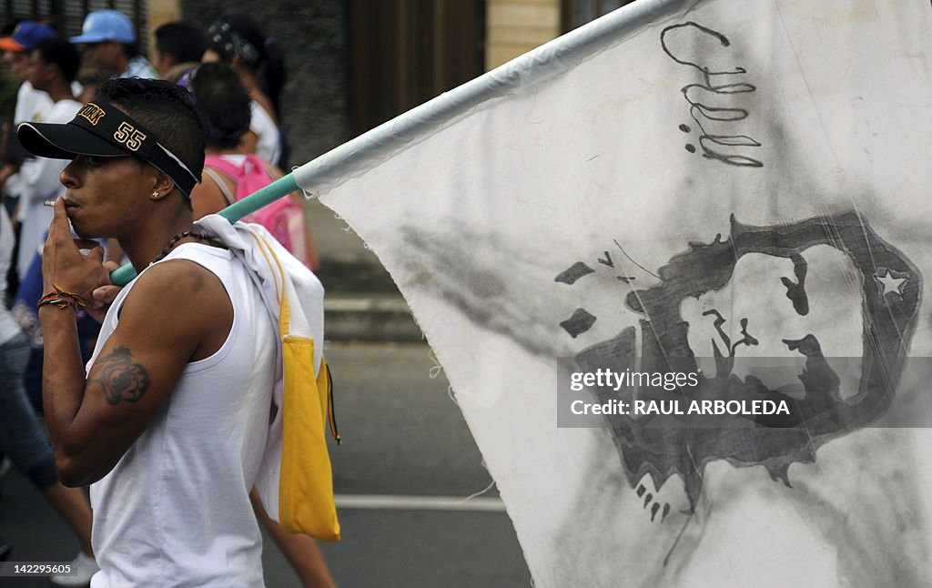 A rapper holds a flag with an image of Cuban revolutionary Ernesto ...