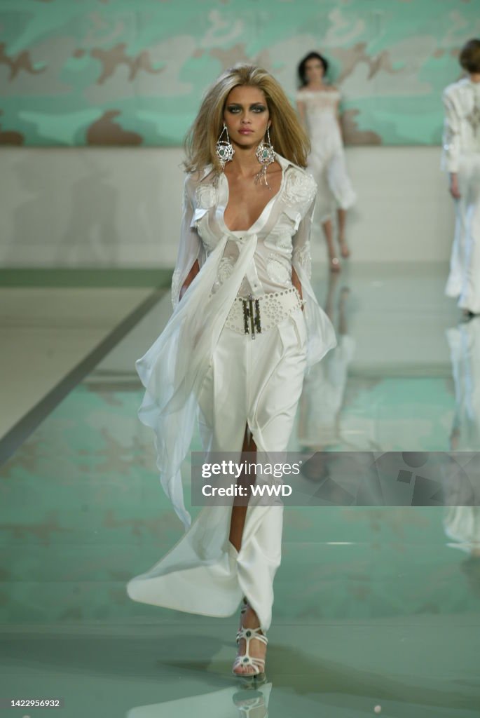 Valentin Spring Al A model on the runway at the Valentino Spring 2003 show in Paris. News ...