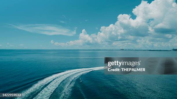 boot rast in der biscayne bay, miami - key biscayne florida stock-fotos und bilder