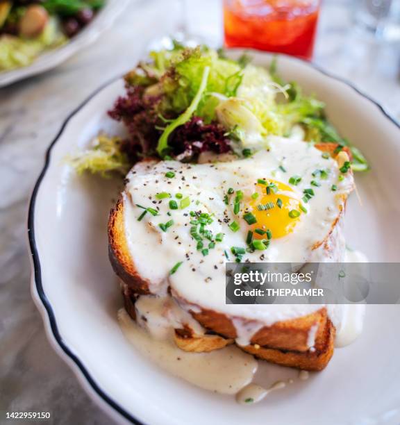 croque madame sandwich - stekt ägg bildbanksfoton och bilder