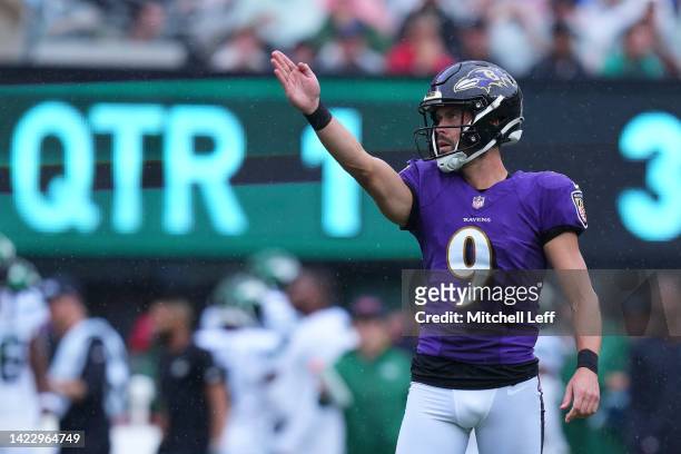 Justin Tucker of the Baltimore Ravens lines up his kick against the New York Jets at MetLife Stadium on September 11, 2022 in East Rutherford, New...
