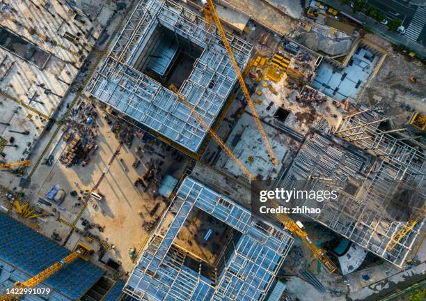 aerial view of a large construction site - chantier photos et images de collection