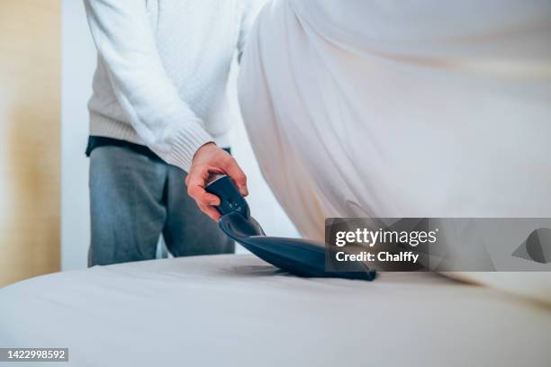 ölkrise - wärmflasche stock-fotos und bilder