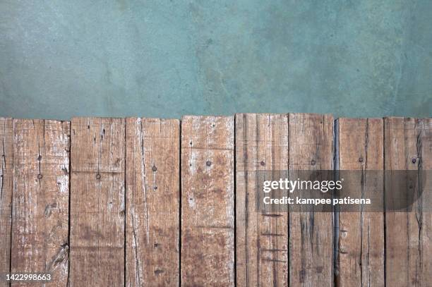 wooden pier over pool - pontão imagens e fotografias de stock