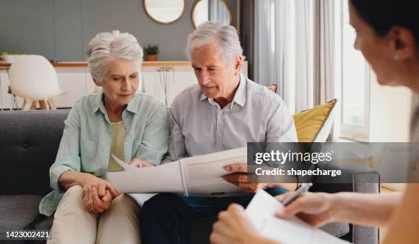 rédaction de testaments, de documents d’héritage et d’assurance-vie ou contrat avec un avocat prévoyant la retraite. caisse de pension, finance et investissement financier avec conseiller juridique pour l’hypothèque résidentielle - testament photos et images de collection