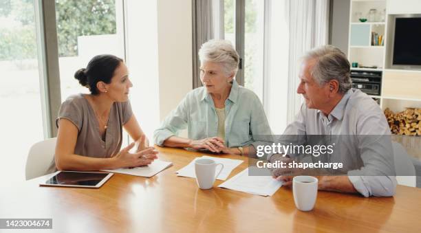 senior, finance planning and financial advisor consulting elderly couple for paper will, estate policy and funeral budget. retirement security, pension savings and investment growth for loan at home - inheritance consulting stockfoto's en -beelden