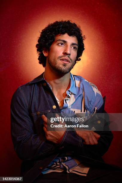 studio portrait of mid adult man - saint stockfoto's en -beelden