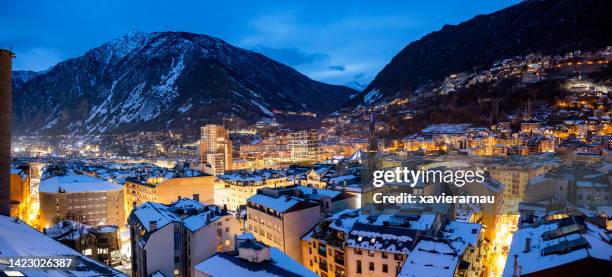 hermosa panorámica invernal de andorra la vella al atardecer - pirineos fotografías e imágenes de stock