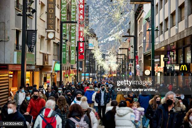 calle comercial en andorra la vella en navidad - andorra fotografías e imágenes de stock