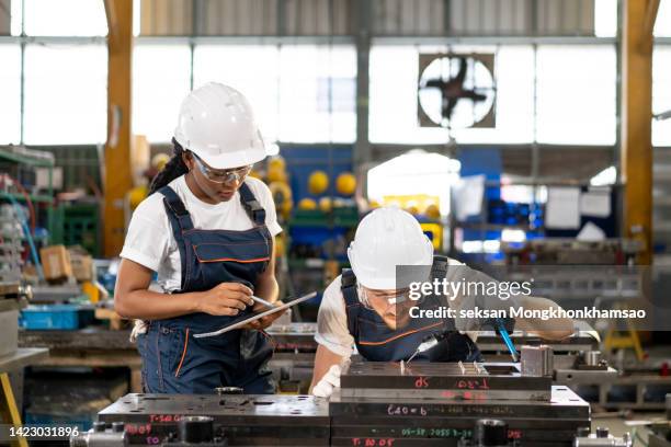 Production Control Operators Employee Verification Photos and Premium High Res Pictures - Getty Images