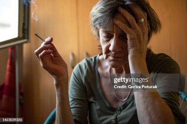 donna in depressione - solo una donna anziana foto e immagini stock