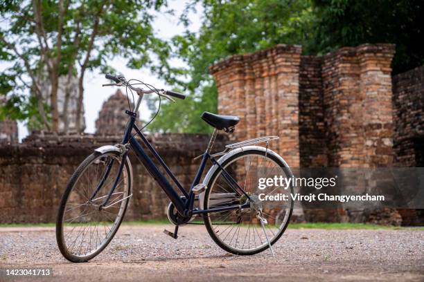 bicycle with sukhothai historical park, thailand. - pagan stock-fotos und bilder