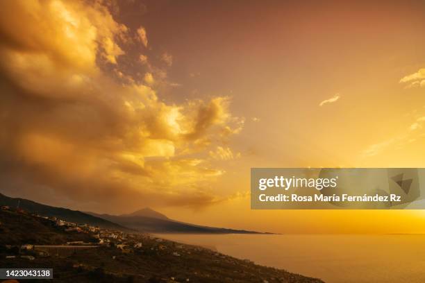 sunset landscape over atlanctic ocean with  mount teide volcano on background. - goldene stunde stock-fotos und bilder