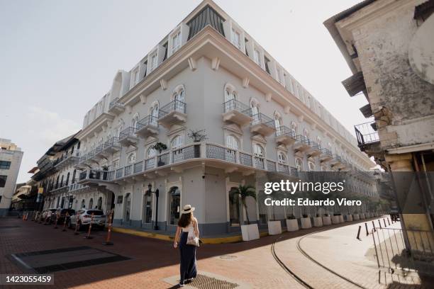 chica paseando por las calles del casco viejo - panama fotografías e imágenes de stock
