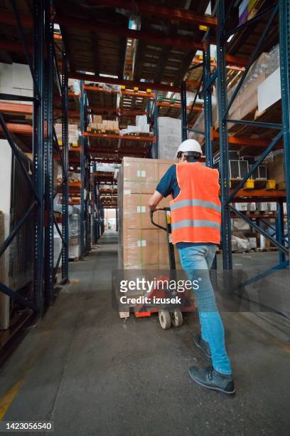 male worker in warehouse - pallet jack stock pictures, royalty-free photos & images