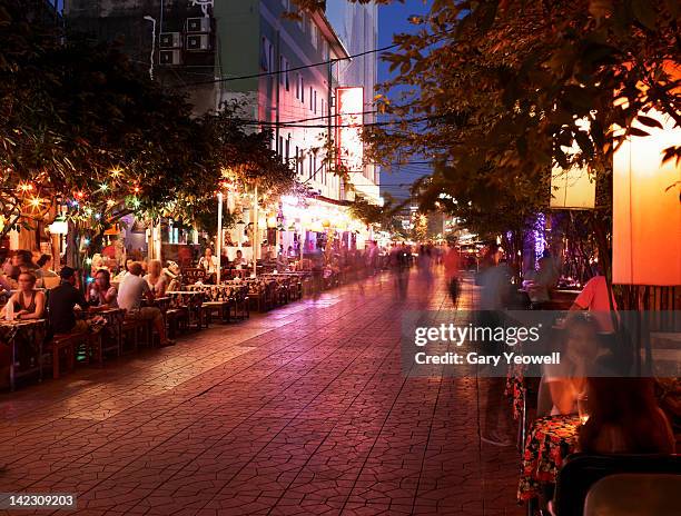 tourists sitting at bars and restaurants at night - khao san road stock pictures, royalty-free photos & images